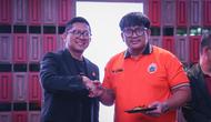 Direktur Persija Jakarta, Mohamad Prapanca (kiri) memberikan potongan tumpeng kepada Ketua Umum Jakmania, Diky Soemarno pada acara perayaan Hari Ulang Tahun Persija ke-96 di Trinity Tower, Jakarta, Kamis (28/11/2024). (Bola.com/Abdul Aziz)