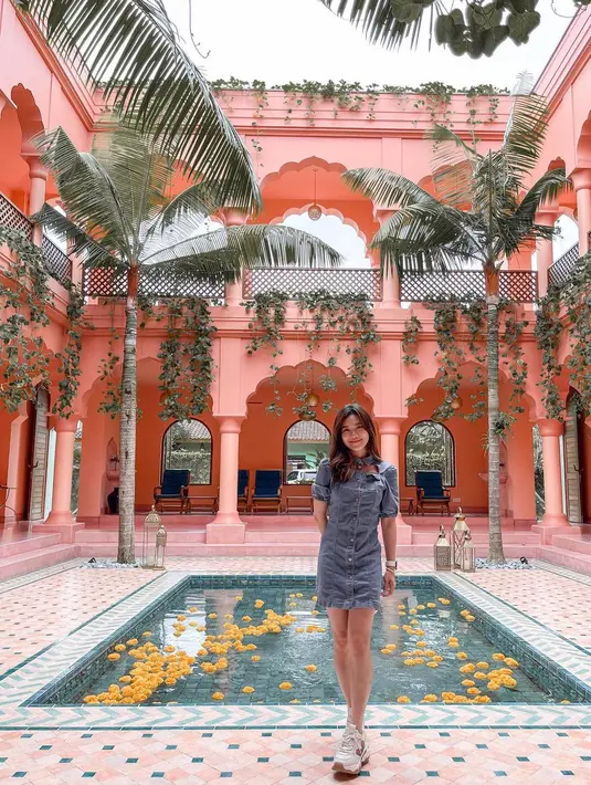 <p>Tak harus selalu menggunakan high heels, dress pun cocok dengan sneakers. Seperti cara Jessica memadukan denim dress dan sneakers putih.</p>