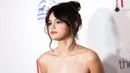 Aktris Selena Gomez berpose saat menghadiri Hollywood Beauty Awards 2020 di The Taglyan Complex di Los Angeles, California (6/2/2020). Selena Gomez tampil memesona dalam balutan gaun mini berwarna blush. (AFP Photo/Tibrina Hobson)