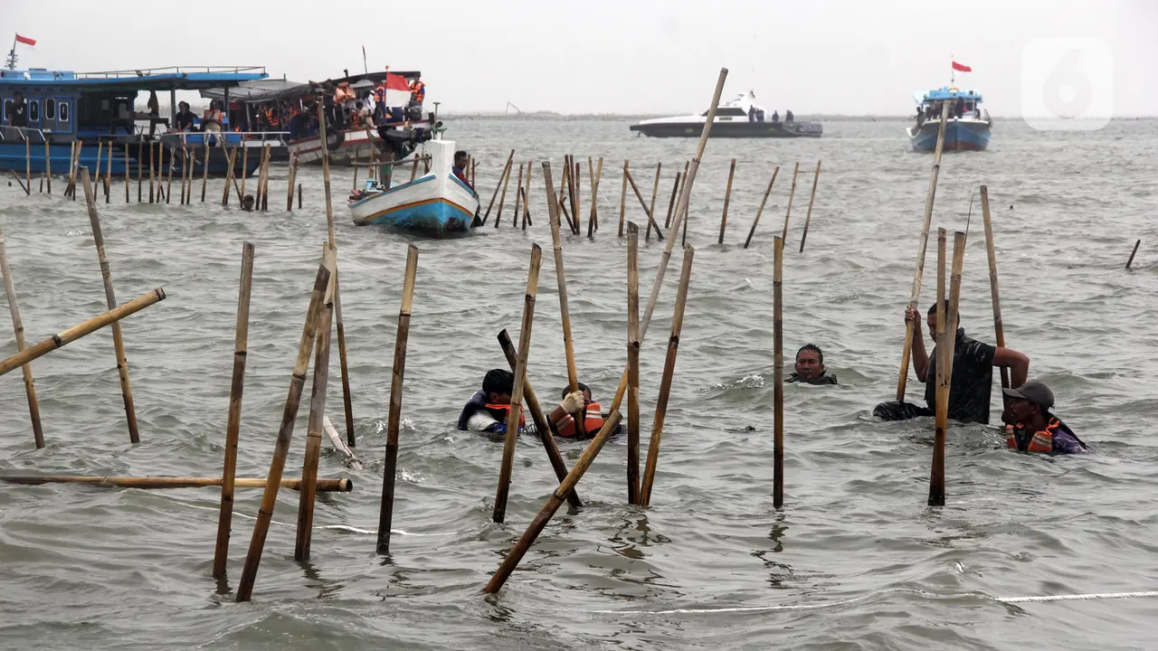 Secara Serentak, Ribuan Personel Gabungan Bersama Nelayan Bongkar Pagar Laut di Tangerang