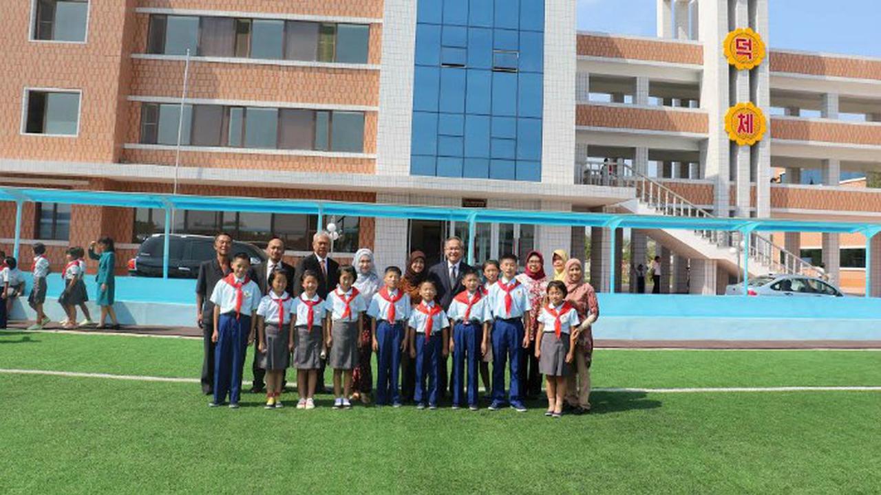 Anak Yatim Piatu Korea Utara bersama staf KBRI Pyongyang