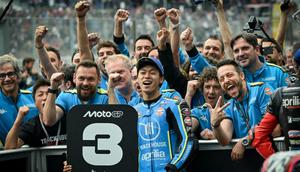 Pembalap Jepang dari tim Trackhouse Racing, Ai Ogura (C), merayakan bersama timnya di parc ferme setelah finis ketiga di Grand Prix MotoGP Prancis di Le Mans, Prancis barat laut, pada 10 Mei 2026. (Loic VENANCE/AFP)