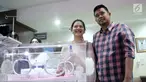 Putri Presiden Joko Widodo atau Jokowi, Kahiyang Ayu dan suami Bobby Nasution berfoto dengan bayinya usai  jumpa pers di RS YPK Mandiri, Jakarta, Jumat (3/8). Kahiyang dan Bobby mengumumkan nama bayi perempuannya. (Liputan6.com/Herman Zakharia)