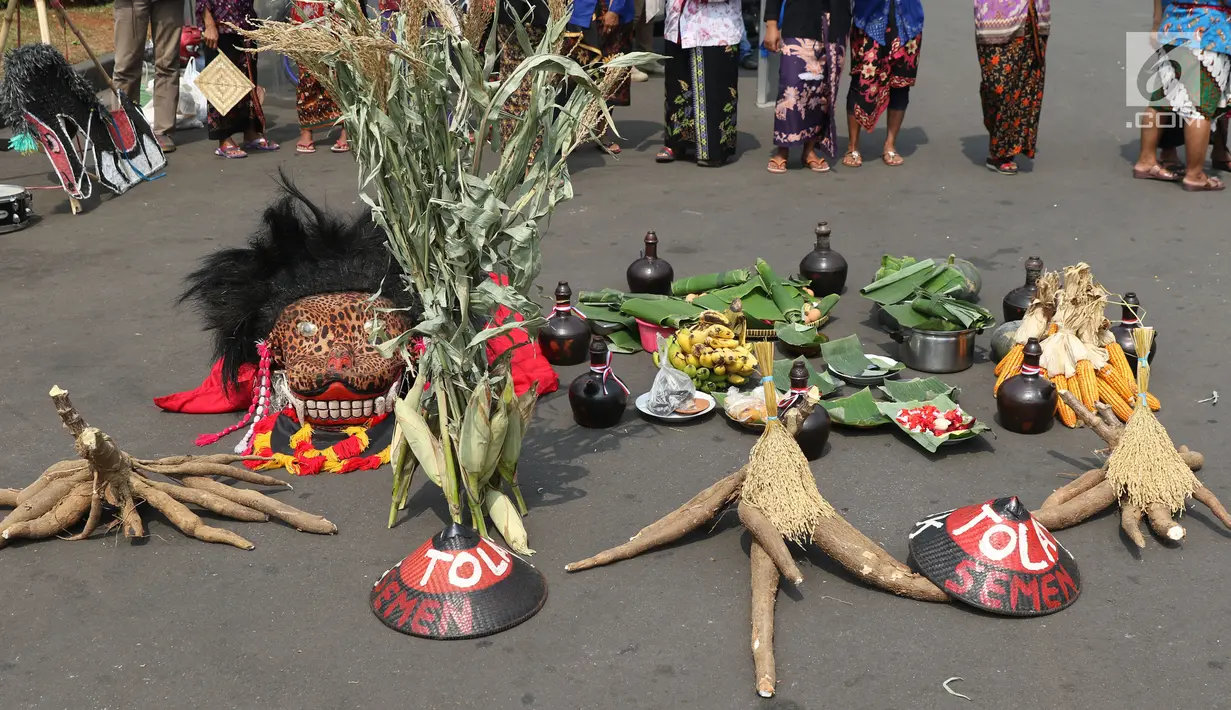 Berbagai hasil bumi dibawa petani Kendeng saat aksi di depan Istana Negara, Jakarta, Kamis (2/8). Dalam aksinya, mereka melakukan tradisi Brokohan memperingati pertemuan mereka dengan Presiden Jokowi. (Liputan6.com/Helmi Fithriansyah)
