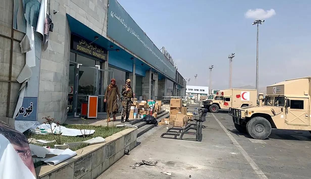 Pasukan Taliban berjaga-jaga dalam Bandara Internasional Hamid Karzai setelah penarikan Amerika Serikat (AS) di Kabul, Afghanistan, Selasa (31/8/2021). Taliban memegang kendali penuh atas Bandara Kabul setelah pesawat AS terakhir meninggalkan landasan pacu. (AP Photo/Kathy Gannon)