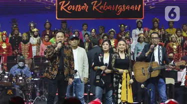 Penampilan Elek Yo Band bersama penyanyi senior Yuni Shara dan gitaris Dewa Budjana saat Konser Kebangsaan, Simfoni Insan Perhubungan, Bangkit Maju Bersama di Jakarta, Sabtu (6/8/2022). Konser Kebangsaan tersebut dalam rangka memeriahkan HUT RI ke-77 dan menyambut Hari Perhubungan Nasional (Harhubnas) ke-52, Kementerian Perhubungan. (Liputan6.com/Herman Zakharia)