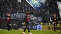 Pemain AC Milan Rafael Leao dan dua rekannya terlihat lesu saat pertandingan Liga Italia melawan Lazio di Stadion Olimpico, Roma, Rabu (25/1/2023) dini hari WIB. AC Milah kalah 0-4 dari Lazio. (AP Photo/Gregorio Borgia)