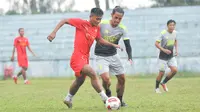 Striker Bhayangkara FC, Nur Hardianto saat main dalam fun game melawan Hanif Sjahbandi dkk di Kota Batu. (Iwan Setiawan/Bola.com)