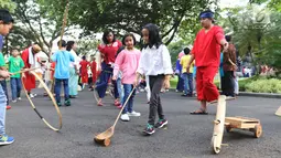 Anak-anak bermain permainan tradisional di Halaman Istana Negara, Jakarta, Jumat (20/7). Presiden Jokowi dan Ibu Negara iriana mengajak anak anak tersebut bermain, berdendang, dan berimajinasi. (Liputan6.com/Angga Yuniar)