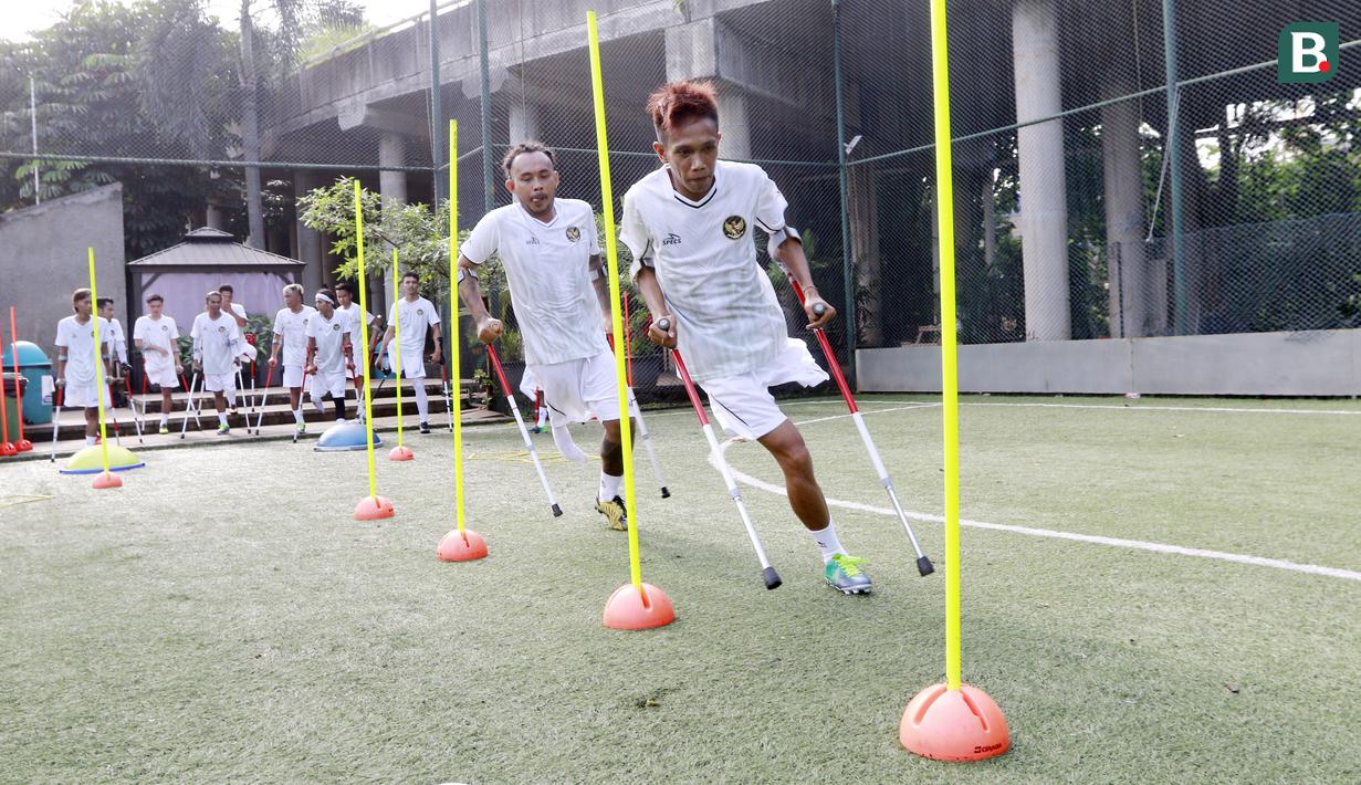 Pemain Timnas Amputasi Indonesia melakukan latihan di Sports Club Serena Mansion, Jakarta, Selasa (28/6/2022).  (Bola.com/M Iqbal Ichsan)