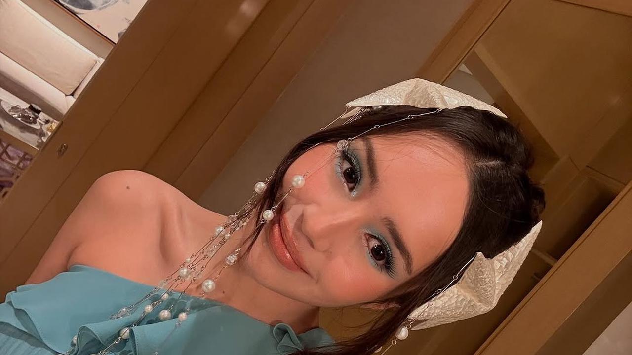 Potret Beby Tsabina Saat Melenggang di Indonesian Fashion Aesthetic dengan Gaya Unik dan Anggun