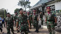 Sekitar pukul 10 pagi, Panglima TNI Jenderal TNI Moeldoko tiba di pangkalan Marinir Cilandak, Jakarta, Jumat (2/5/2014) (Liputan6.com/Faizal Fanani).
