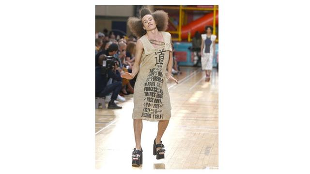 Potret Model Pria Dengan Pakaian Lucu