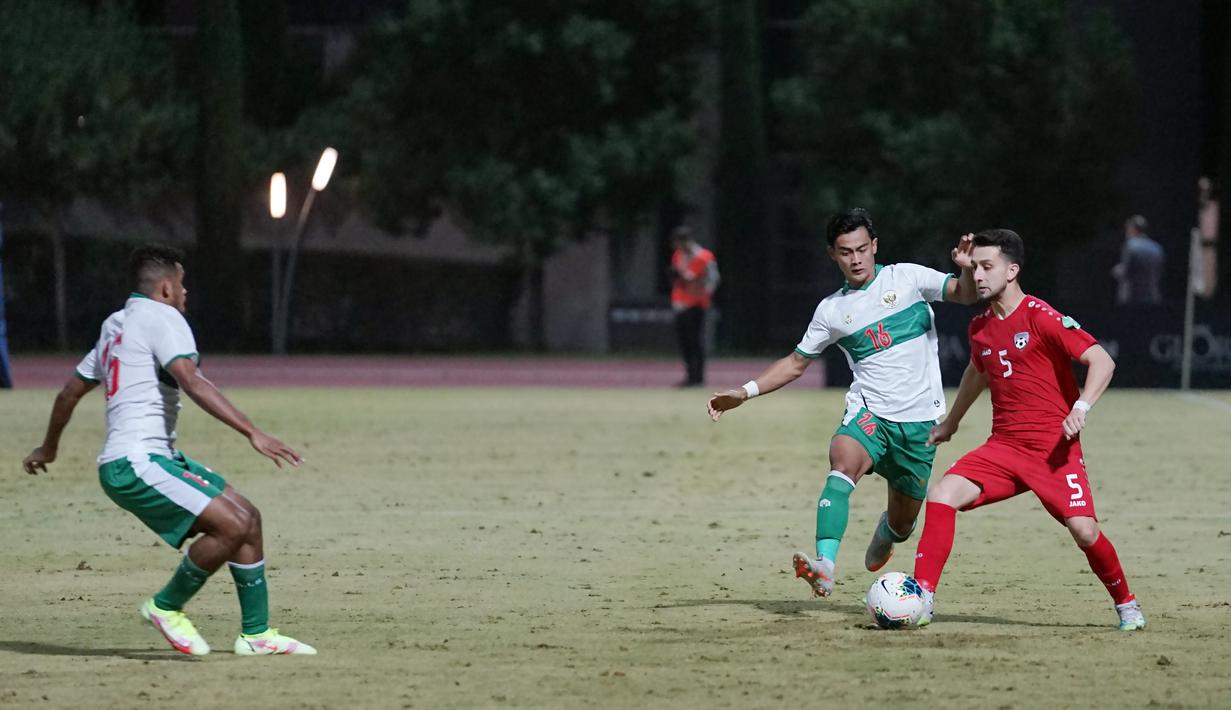 Jelang berakhirnya babak pertama, Afghanistan gencar melakukan serangan. Beruntung, jantung pertahanan Timnas Indonesia yang dikawal Pratama Arhan masih sigap menghalaunya. (Dok. PSSI)