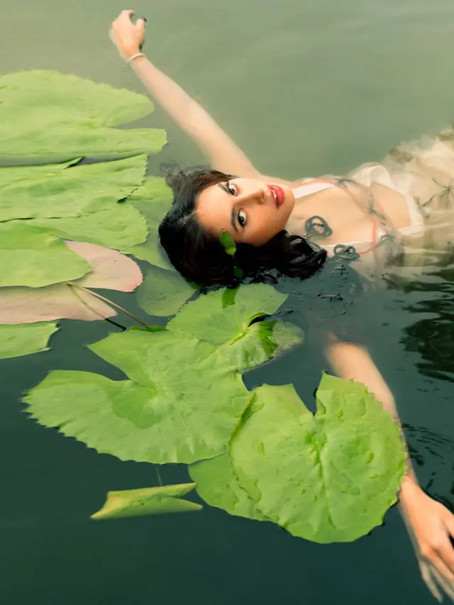 Gaya Pemotretan Valerie Thomas di Tengah Kolam. (Sumber: Instagram/winstongomez)