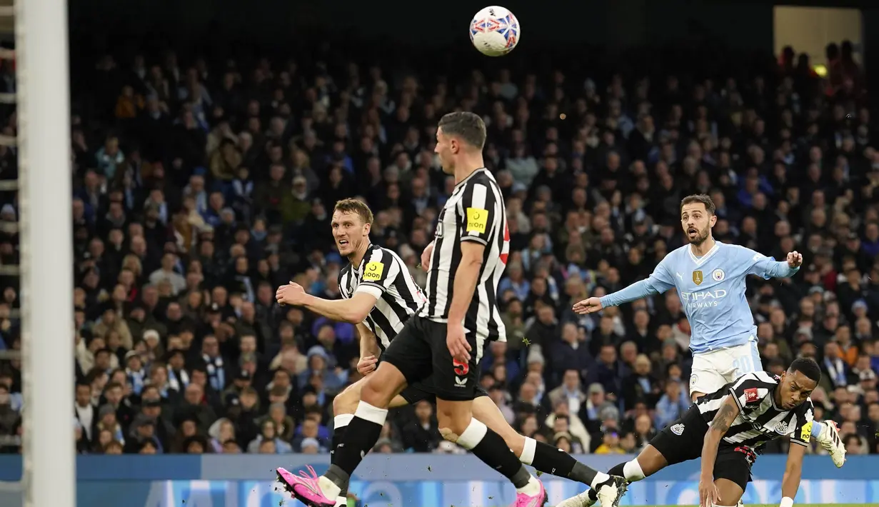 Bernardo Silva dari Manchester City mencetak gol ke gawang Newcastle United pada laga Piala FA di Stadion Etihad, Minggu (17/3/2024).  Bernardo Silva mencetak dua gol dalam kemenangan City.  (Foto AP/Dave Thompson)