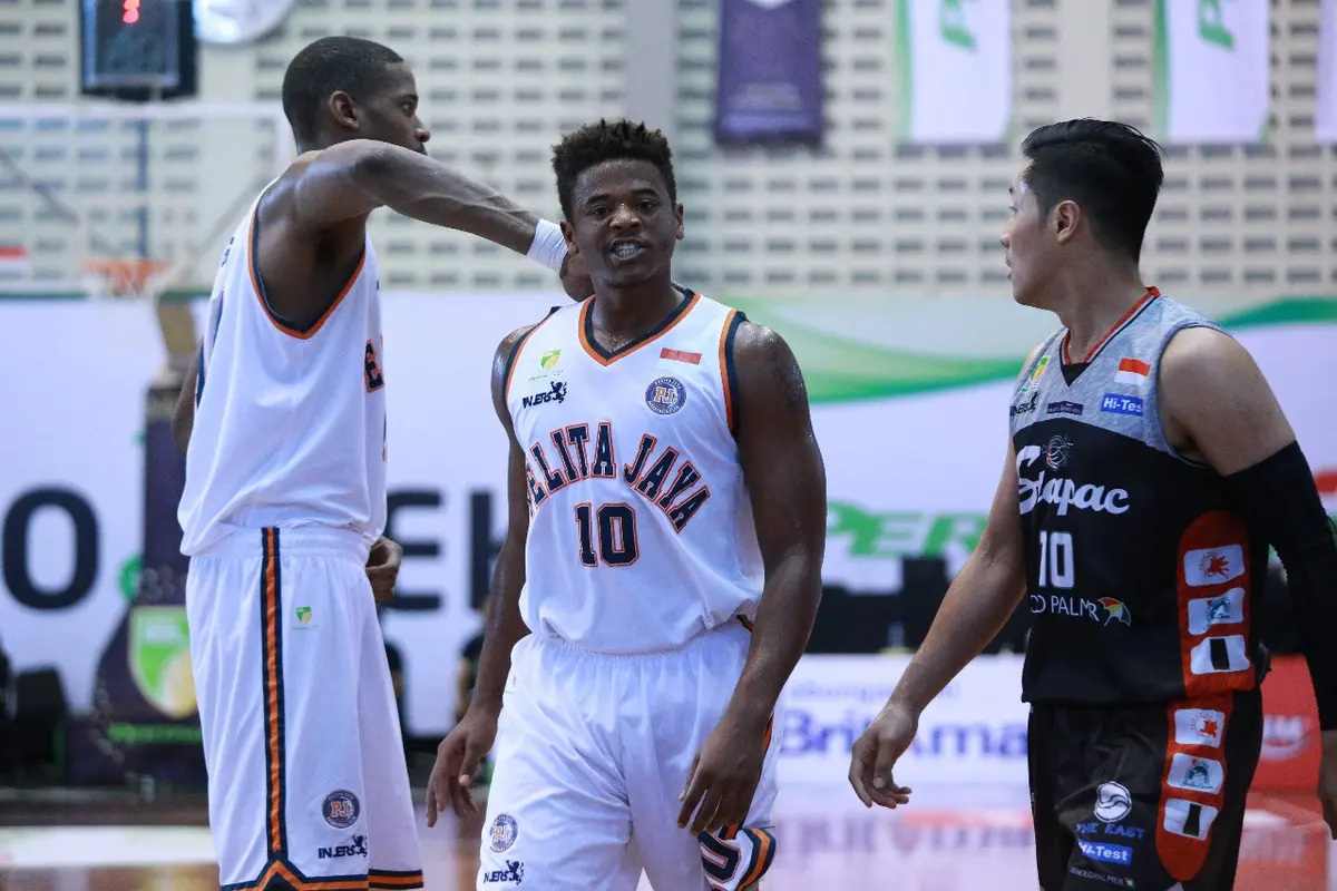 Selebrasi Wayne Bradford saat Pelita melawan Stapac