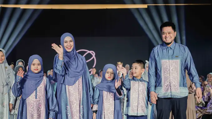 Inspirasi Sarimbit Busana Lebaran 2024 ala Oki Setiana Dewi