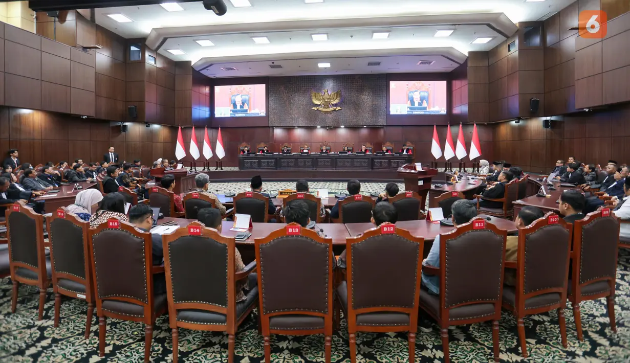 Suasana sidang pengucapan putusan perkara Perselisihan Hasil Pemilihan Umum (PHPU) terkait syarat pendidikan dan keabsahan ijazah Wakil Presiden Gibran Rakabuming Raka di Ruang Sidang 1 Gedung MK, Jakarta Pusat, Selasa (6/10/2026). (KLY/Budy Santoso)