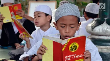 Siswa ikut Pesantren Ramadhan di halaman Masjid Sunda Kelapa, Jakarta, Jumat (9/6). Cap Kaki Tiga memperingati HUT ke-80 tahun  dengan membagikan takjil kepada 10.000 anak Yatim dan Dhuafa di Jakarta dan Surabaya. (Liputan6.com/Johan Tallo)