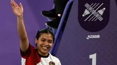 Pebulutangkis tunggal putri Indonesia, Gregoria Mariska Tunjung merayakan kemenangan atas Ratchanok Intanon dari Thailand dalam pertandingan perempat final bulu tangkis tunggal putri selama Olimpiade Paris 2024 di Porte de la Chapelle Arena, Paris, 3 Agustus 2024. (Luis TATO/AFP)