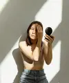 Makeup yang awalnya terlihat rapi bisa mulai memudar atau bergeser karena adanya interaksi antara produk dengan kondisi kulit (Sumber: Pexels.com)