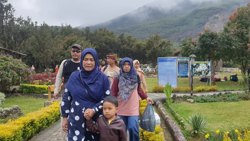 Nampak para pengunjung TWA Papandayan, Garut, Jawa Barat terlihat ceria selepas menikmati sajian wisata alam terbuka di kawasan wisata di ketinggian 2.665 mdpl itu. (Liputan6.com/Jayadi Supriadin)