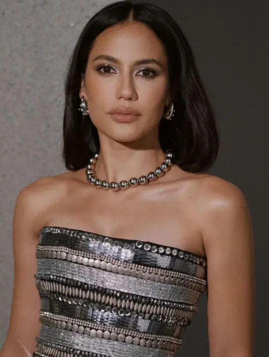 Gaun ini dipadukan dengan kalung mutiara silver yang memperindah area leher Pevita [@itsfrankywu]