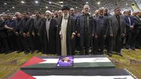 Pemimpin tertinggi Iran Ayatullah Ali Khamenei memimpin pelaksanaan salat jenazah bagi pemimpin Hamas Ismail Haniyeh yang tewas dibunuh pada Rabu (31/7/2024) di Teheran. (Dok. Kantor Pemimpin Tertinggi Iran via AP)