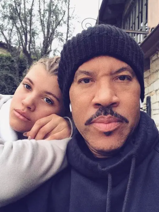 Kini Sofia Richie pun lebih mendengarkan perkataan ayah dan para sahabatnya. (instagram/lionelrichie)