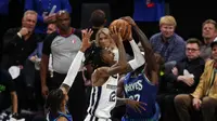 Pemain Grizzlies Ja Morant berusaha menerobos pertahanan Timbwerwolves di lanjutan play-off NBA (AFP)