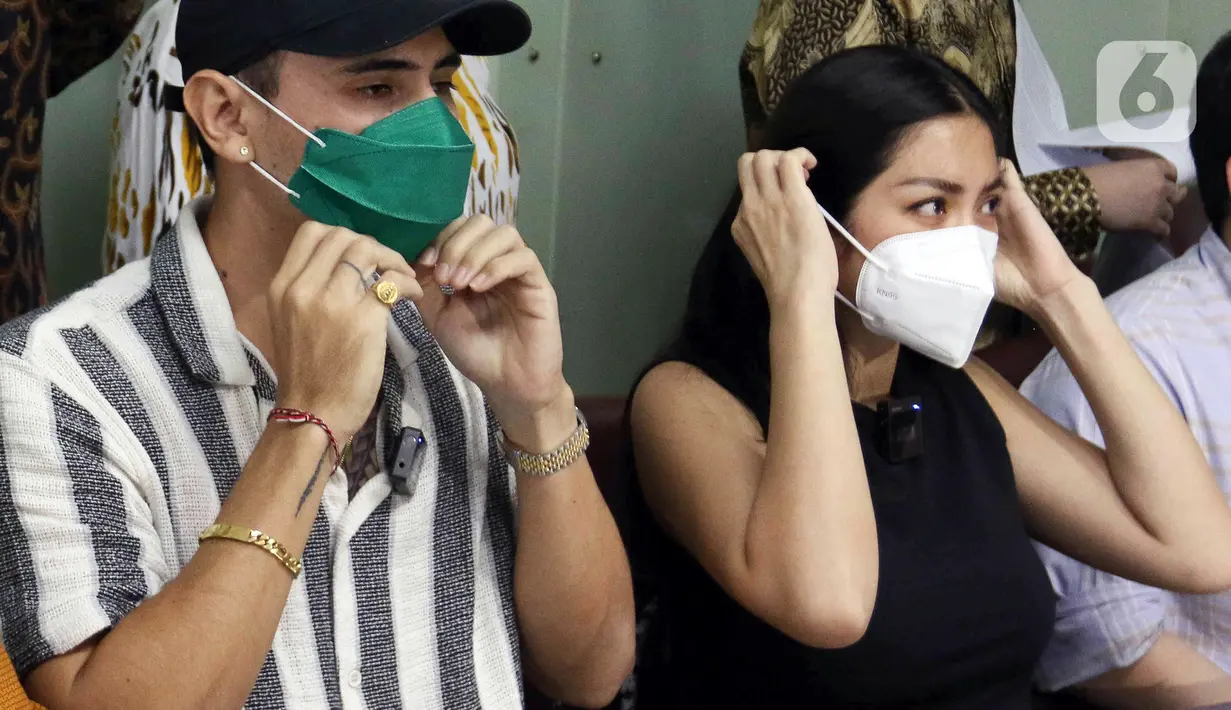 Aktris Jessica Iskandar (kanan) dan Vincent Verhaag saat konferensi pers terkait kasus penipuan dan penggelapan investasi mobil di kawasan Menteng, Jakarta, Kamis (14/7/2022). Pasangan Jessica Iskandar dan Vincent Verhaag menjadi korban penipuan atas kasus penyewaan mobil di Bali dengan pelaku Christoper Stefanus Budianto atau Steven dan mengalami kerugian sebesar hampir Rp 10 milliar dan 11 mobil mewah. (Liputan6.com/Herman Zakharia)