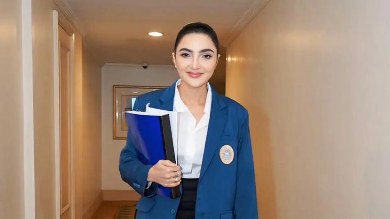 Tampil Elegan Saat Ujian Disertasi S3, Gaya Ashanty dengan Sleek Bléph Bun Curi Perhatian