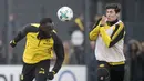 Usain Bolt saat mencetak gol lewat sundulan pada sesi latihan bersama Borussia Dortmund di Dortmund, Jerman, (23/3/2018). Bolt pensiun dari dunia atletik usai Kejuaraan Dunia 2017. (Bernd Thissen/dpa via AP)