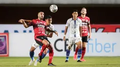 Brwa Nouri merupakan salah satu kunci keberhasilan Bali United dalam meraih gelar juara BRI Liga 1 2021/22. Sebagai gelandang bertahan, pemain berpaspor Irak tersebut memiliki kemampuan dalam melakukan tekel-tekel terukur dan dapat diandalkan di bola-bola mati. (Bola.com/Bagaskara Lazuardi)