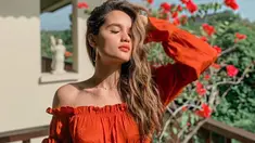 Pakai baju off shoulder warna merah, aura cantik pemilik nama lengkap Cinta Laura Kiehl ini begitu terpancar. Rambutnya yang dibiarkan terurai dan makeup natural mendapat berbagai pujian dari warganet.(liputan6.com/IG/@claurakiehl)