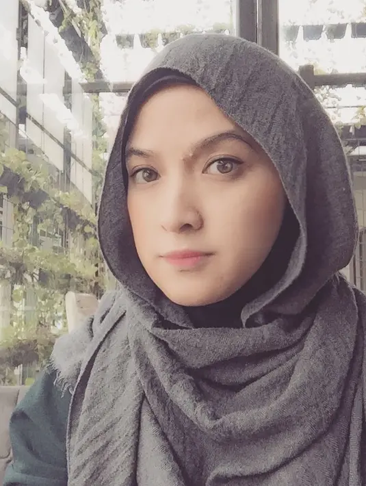 Kalau yang satu ini, gaya berhijab Andhara tampak simple. Ia hanya mengenakan dalaman ciput ninja berwarna hitam dengan pashmina berwarna abu-abu. Cantik banget kan? (Instagram/andharaearly)