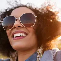 Jangan salah pilih kacamata hitam kalau nggak mau saltum. (Sumber foto:Stockphoto)