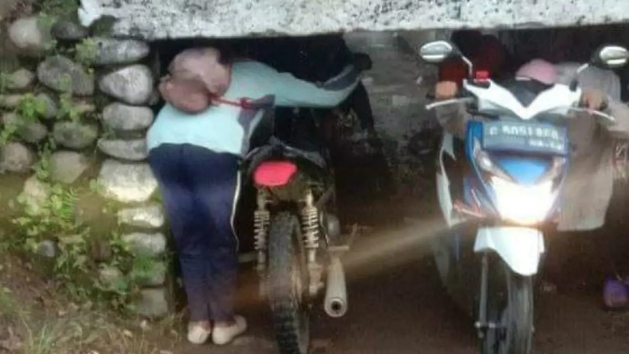 Ya Ampun, Harus Pakai Nunduk-nunduk. (Foto: Akun Facebook Bekakas)