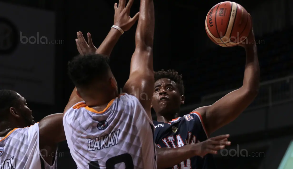 Pebasket Pelita Jaya, Bradford Lyndon (kanan) melewati adangan pemain Satya Wacana pada laga Perbasi Cup 2017 di Sports Mall, Kelapa Gading, Jakarta, (06/11/2017). Pelita Jaya menang 92-46. (Bola.com/Nick Hanoatubun)