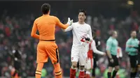 Pemain Arsenal, Mesut Ozil (kanan) bertukar jersey dengan pemain Hull City, Eldin Jakupovic pada lanjutan Premier League di Emirates Stadium, London, (11/2/2017). Arsenal menang 2-0.  (AP/Matt Dunham)