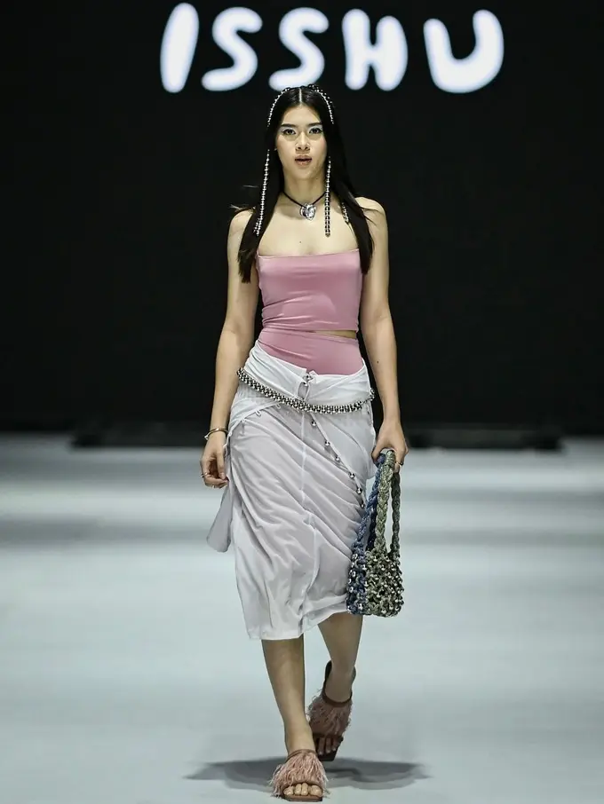 Gaya Keren Kayra Miendra Putri Mieke Amalia Debut di Jakarta Fashion Week 2025, Wariskan Bakat Model dari Sang Ibu