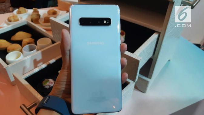 Menjajal Samsung Galaxy S10 varian Prism White di Indonesia. /Agustin Setyo Wardani