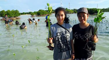 Komunitas Forum Kreatifitas (FOK'R) melakukan aksi penanaman mangrove pada kegiatan “CARE SHARE REUNION” (Liputan6.com/Miftahul Hayat).