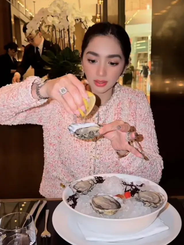 Angel Karamoy saat Valentine pakai baju serba pink. [@realangelkaramoy]