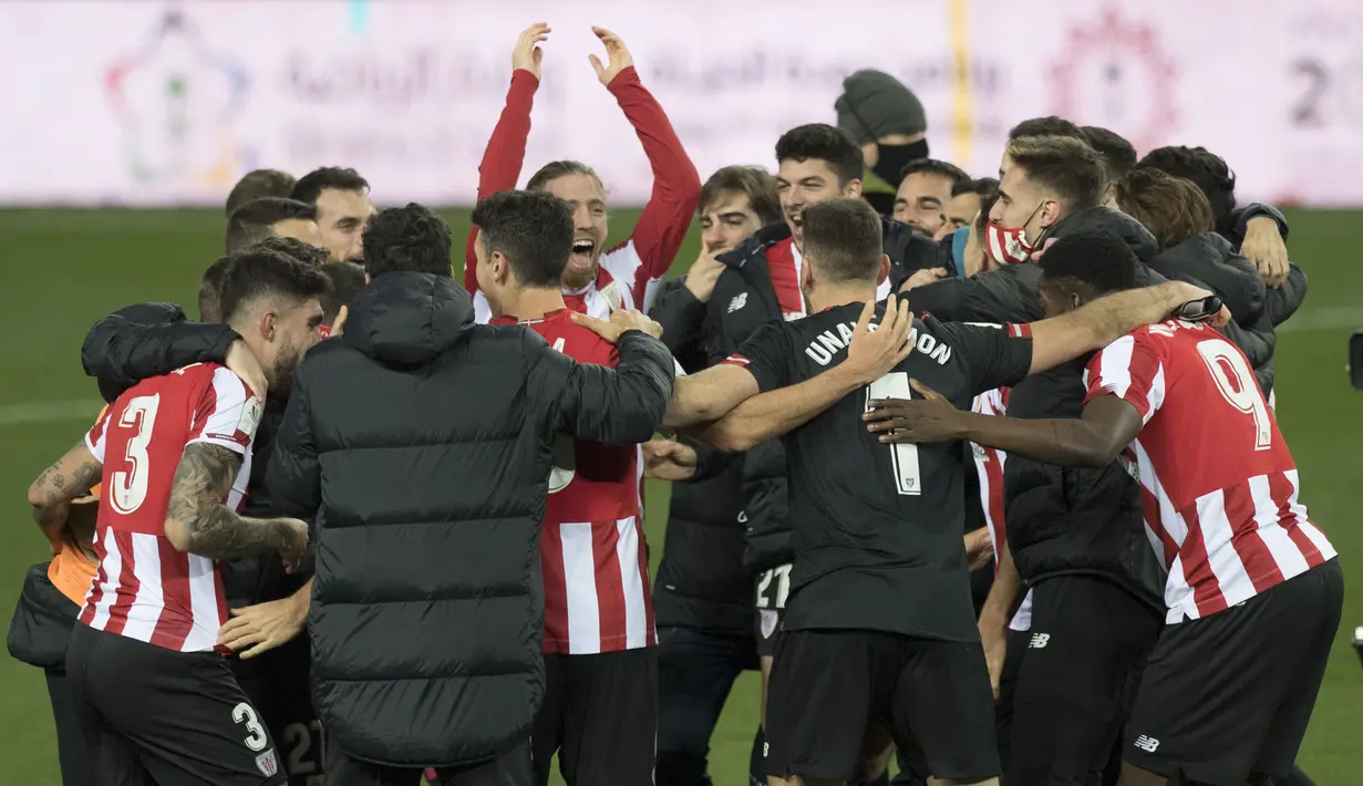 Pemain Athletic Bilbao merayakan keberhasilan tembus ke final Piala Super Spanyol usai mengalahkan Real Madrid 2-1 di Estadio La Rosaleda, Jumat (15/1/2021). Athletic Bilbao akan berhadapan dengan Barcelona di laga final nanti. (AFP/Jorge Guerrero)