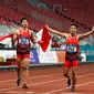 Lalu Muhammad Zohri (kanan) bersama Fadlin, Eko Rimbawan, dan Bayu Kertanegara melakukan selebrasi usai meraih perak dalam final lari 4x100 meter cabang olahraga atletik Asian Games 2018 di Jakarta, Kamis (30/8). (AP Photo/Bernat Armangue)