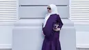 Untuk hadirkan nuansa standout, dress ungu disertai hijab putih hadirkan gaya yang begitu sempurna. [Foto: Instagram/ Princess Syahrini]