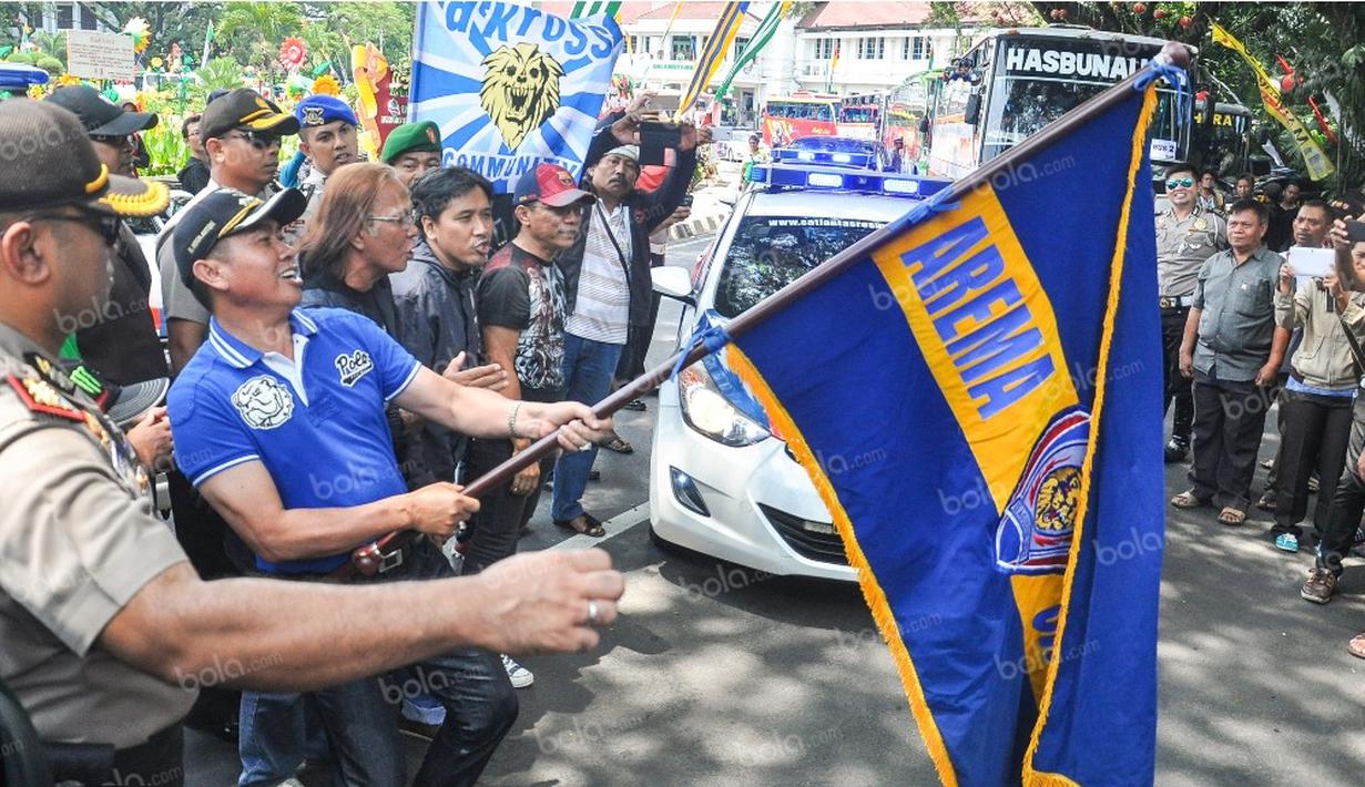 Walikota Malang, M. Anton, melepas rombongan Aremania berangkat menuju Jakarta dengan dikawal 60 personil Polri untuk mendukung Arema Cronus dalam final Torabika Bhayangkara Cup 2016, Sabtu (2/4/2016). (Bola.com/Iwan Setiawan)