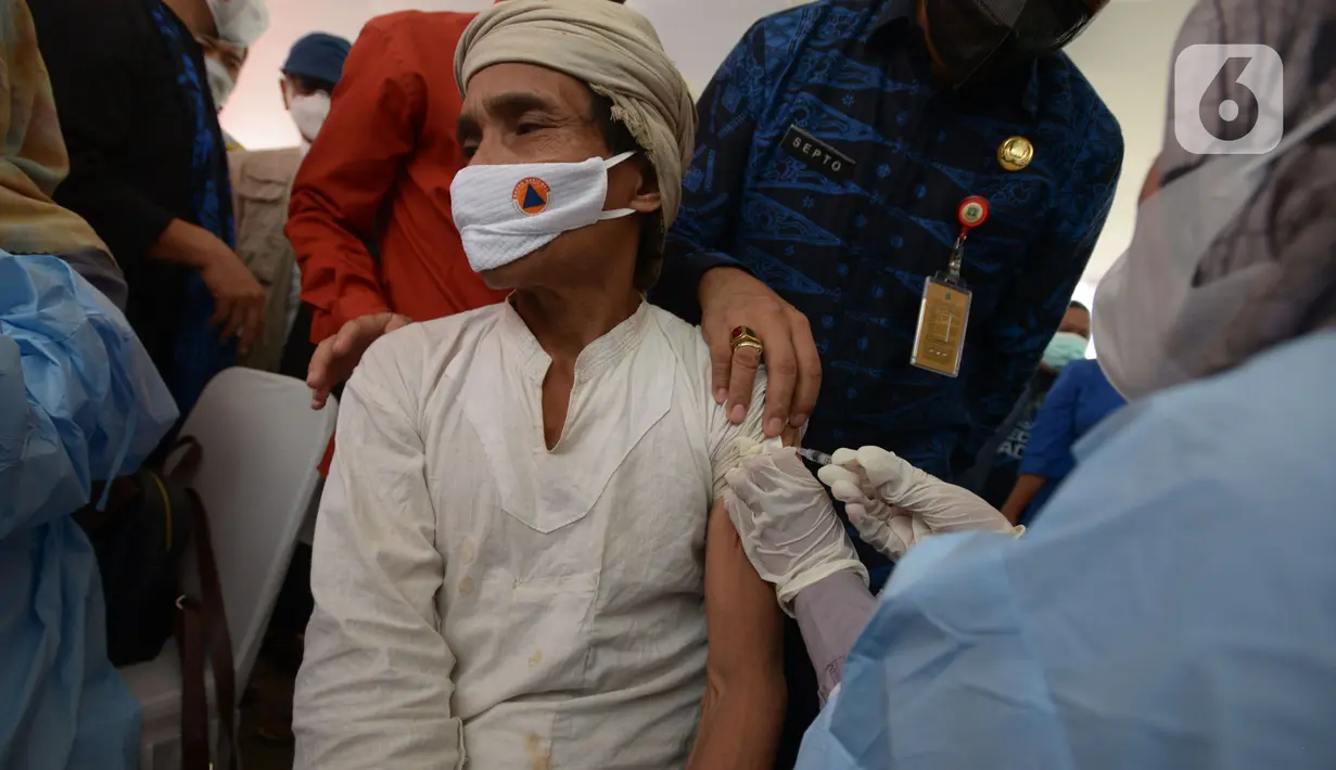 Tim medis memberikan vaksin Covid-19 kepada seorang masyarakat Baduy di Desa Kanekes, Ciboleger, Kabupaten Lebak, Banten Kamis (14/10/2021). Tujuan vaksinasi Covid-19 untuk mempercepat kekebalan komunal (Herd imunity) mencegah penyebaran virus corona. (merdeka.com/Imam Buhori)